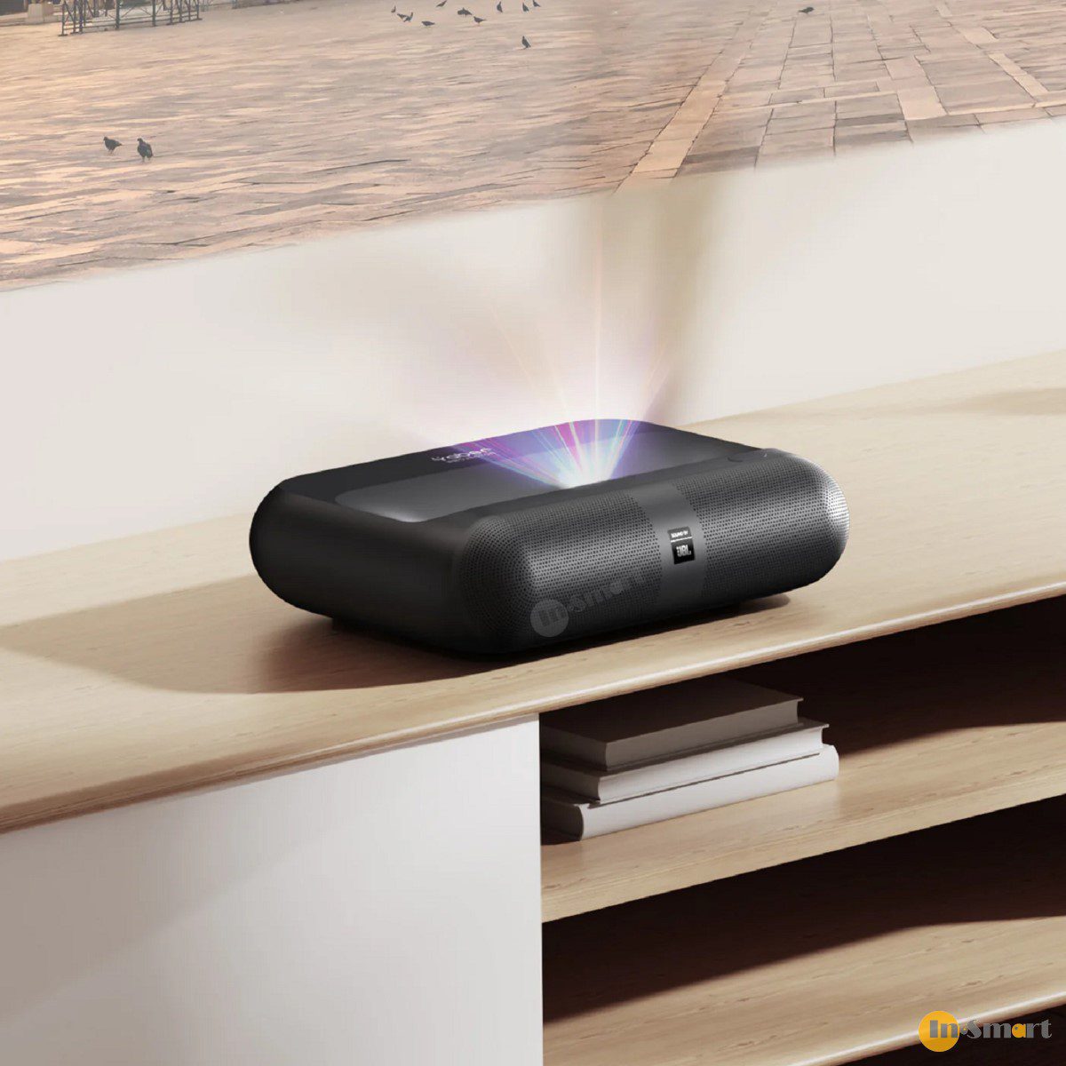 Alternative view of Yaber – K300s 超短投 DLP 激光便攜投影機; 支援 4K 影像; JBL 認証 2x15W 立體聲揚聲器; 杜比音訊支援; 1000 ANSI 流明; 原生 1080P; Google TV