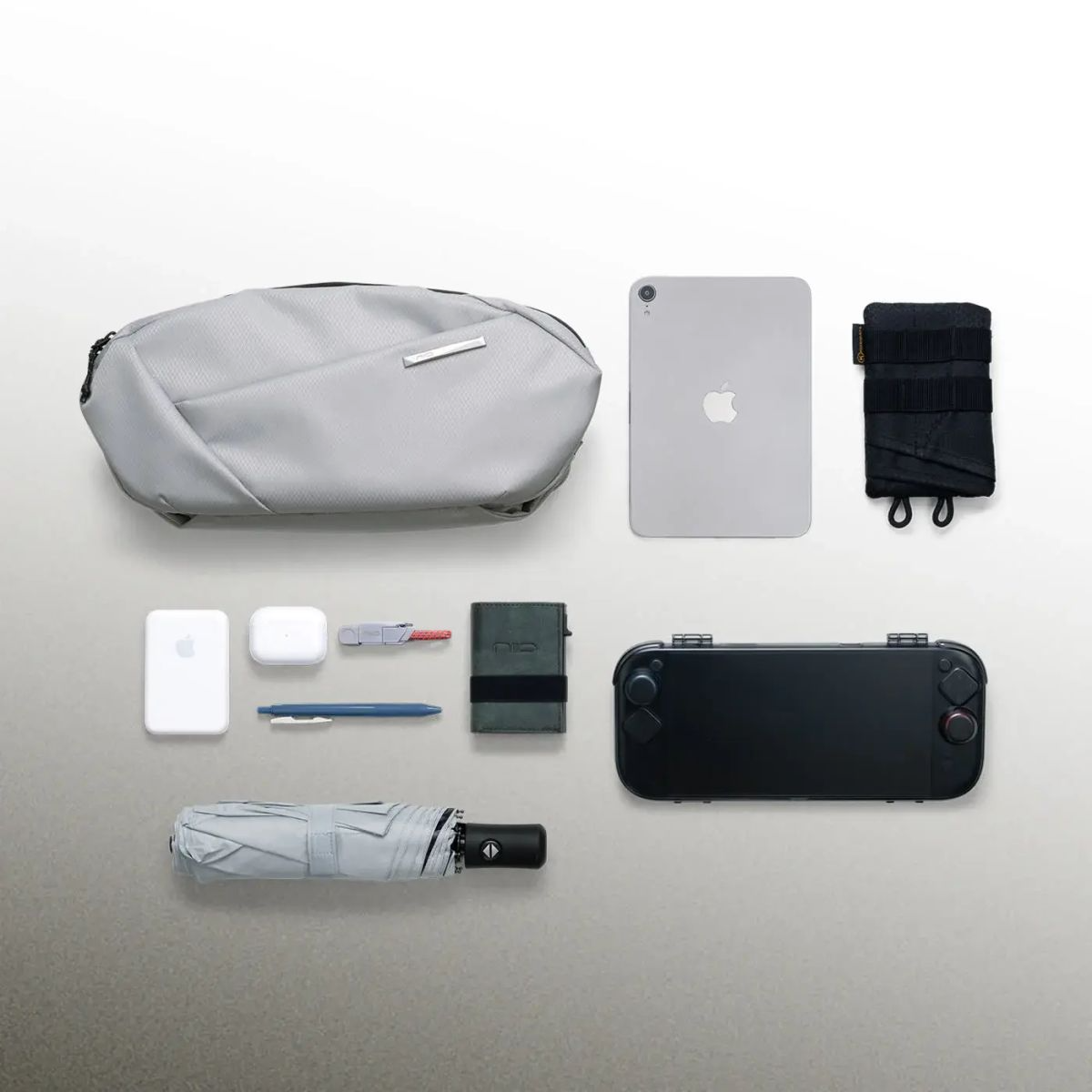 NIID NEO Nomad 系列 Sling N1L LIMO 加長型機能斜肩包 專利快拆磁吸肩扣 可移動解壓寬肩墊 隱藏 AirTag 夾層 數碼遊戲機專用隨身包 石墨色